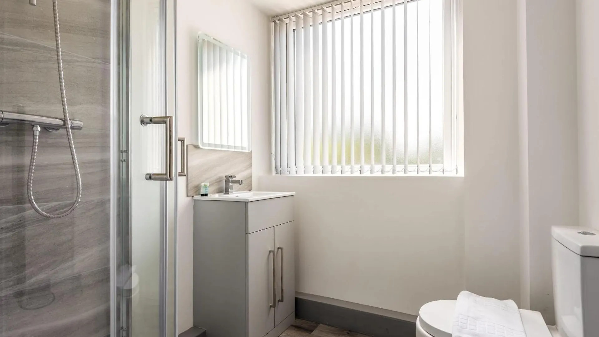 Lovely 1 Bedroom Apartment In Yeadon 0*,